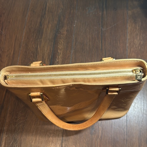 Authentic Louis Vuitton Houston tote in Monogram gold vernis leather - Picture 6 of 17